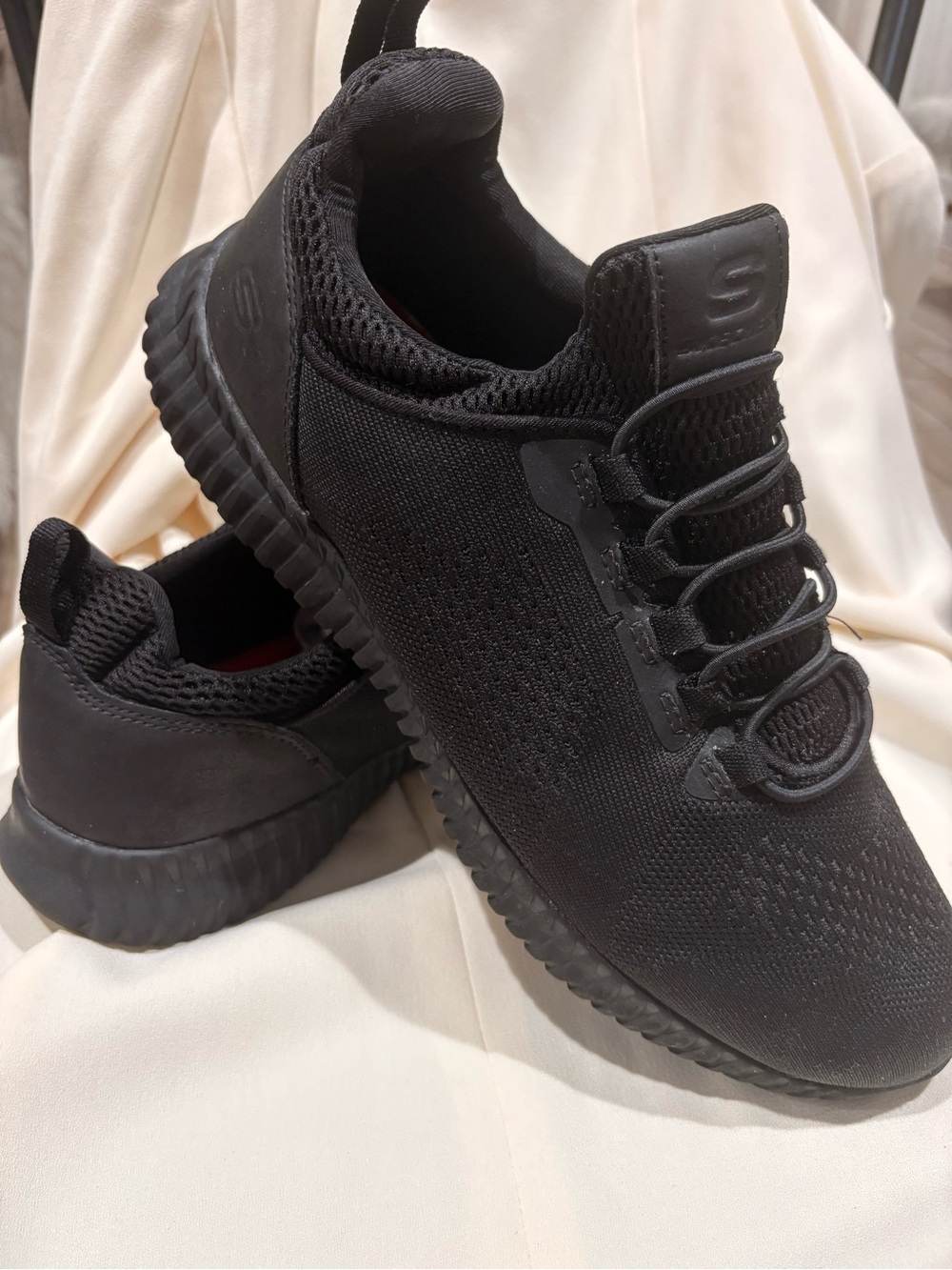 Skeshers Black Athletic men Shoes size 10 slip resistant wide fit
